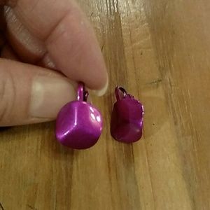 Vintage 80s fuschia clip earrings!